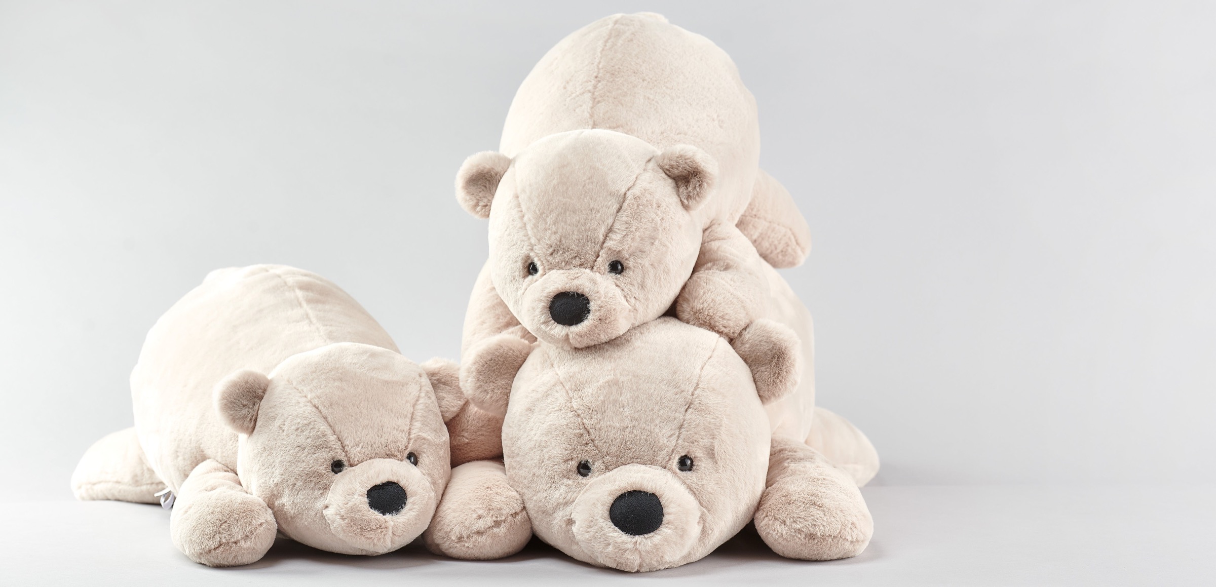 Gruppbild med beige björnar